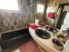 Salle de bain - 2022 年在法國南部佩皮尼昂出售帶游泳池、水療中心、歐洲花園的大型旅館 (1).webp